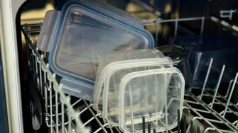 De ce se îngălbenește plasticul din bucătărie? Ce îl face să-și schimbe culoarea și cum îl poți curăța