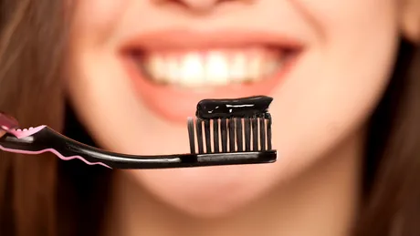 Pasta de dinți neagră - chiar ajută la albirea dinților? La ce pericol ne expunem dacă o folosim pe termen lung