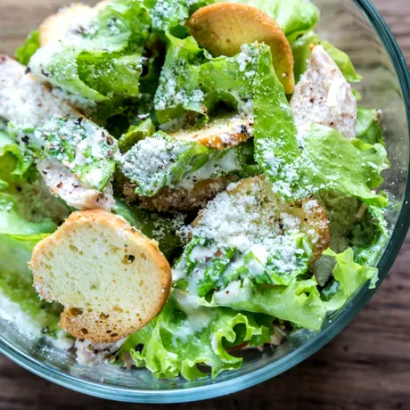 Cum să faci salată Caesar dacă nu ai carne de pui? Secretele pentru gustul perfect obținut acasă