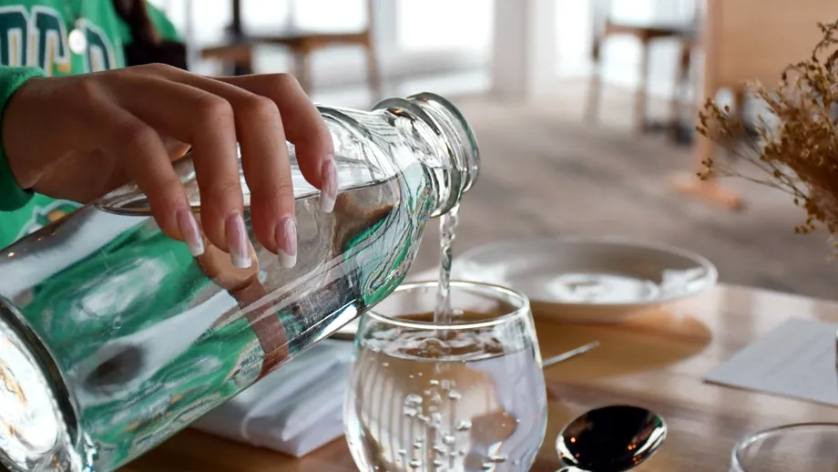 Băuturi care ne pot afecta dinții. Apa minerală se află printre ele!