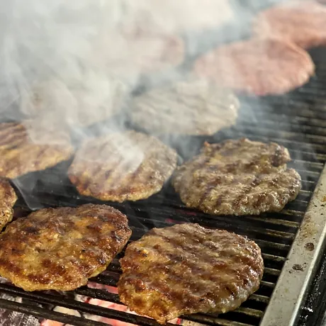 Mai gustoase decât burgerii! Cum faci acasă celebrele chiftele sârbești Pljeskavica