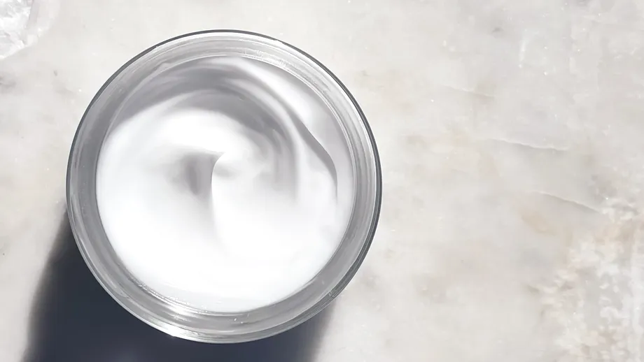 Nu mai arunca cremele de față expirate. Iată ce poți face cu ele