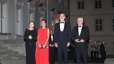 Cum se îmbracă o regină atunci când ia cina. Regina Letizia emană feminitate prin toți porii!