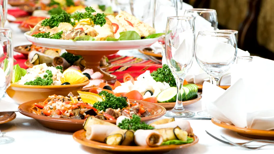 De la bal, la spital. Mai multe persoane s-au ales cu toxiinfecție alimentară de la mâncarea servită la o nuntă și o cununie în Alba