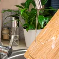Tocătoarele din lemn și din plastic: avantaje, dezavantaje și care este alegerea mai sigură pentru bucătărie