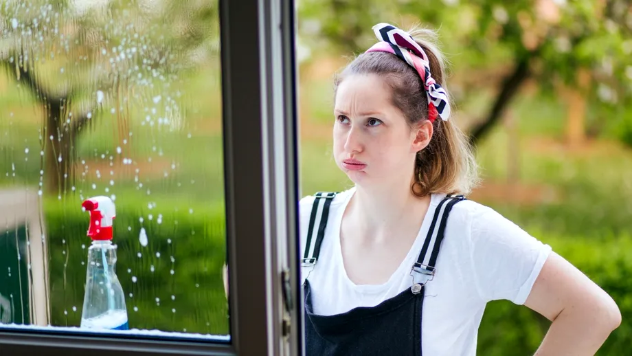 Cum cureți ramele geamurilor ca să arate ca noi. Ai nevoie de doar trei ingrediente