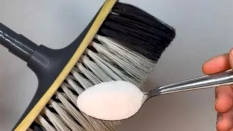 Trucul secret al bunicilor. De ce este bine să pui sare pe mătură