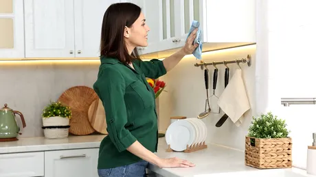 Curăță RAPID grăsimea lipicioasă de pe dulapurile din bucătărie cu un truc simplu și ieftin