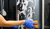 Cum cureți cabina de duș rapid, fără chimicale! Sfaturi care chiar funcționează în orice locuință
