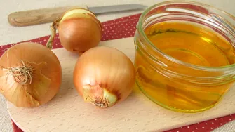 Nu mai arunca cojile de ceapă! Fiertura din coji de ceapă pe care să o folosești pentru picioare umflate