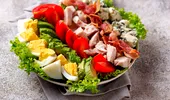 Cum prepari salata Cobb, rețeta americană originală care te face să mănânci pe săturate. Ce conține?