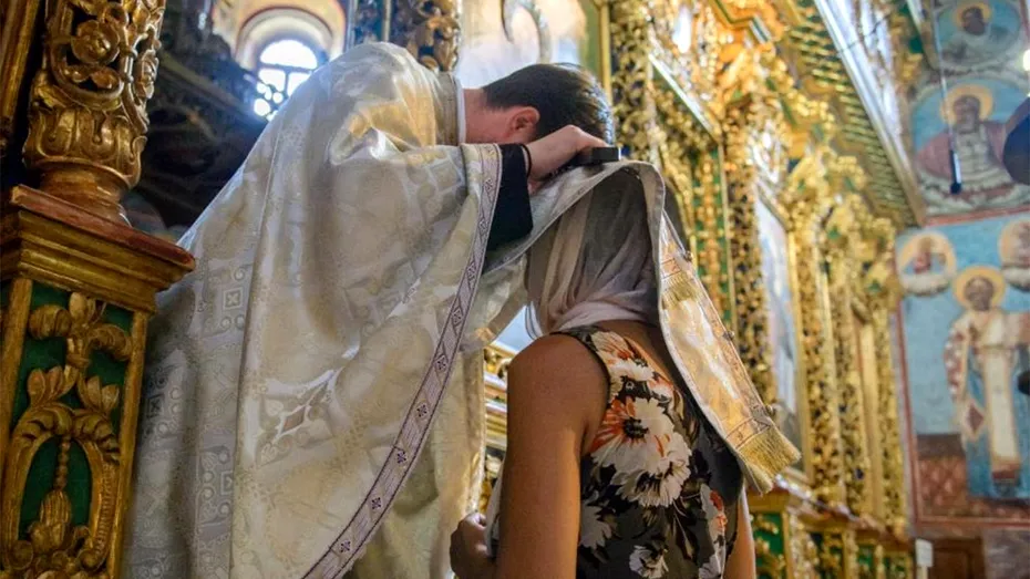 Singurele 4 păcate pentru care preoții creștin-ortodocși nu te primesc la împărtășanie, în România