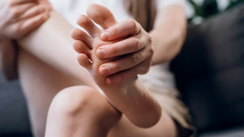 Furnicături și senzații de arsură în mâini sau picioare? Neurologii spun că pot ascunde afecțiuni care nu trebuie ignorate