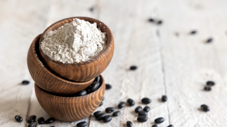 Ingredientul din bucătărie care acoperă firele albe fără a-ți deteriora părul