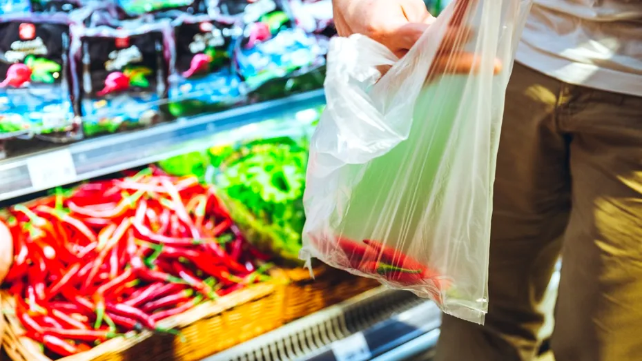 Schimbări majore în supermarketuri! Pungile de plastic pentru fructe și legume vor fi interzise în toată Uniunea Europeană