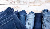 Cum să îți păstrezi blugii ca noi. Metoda simplă care previne decolorarea după spălări repetate