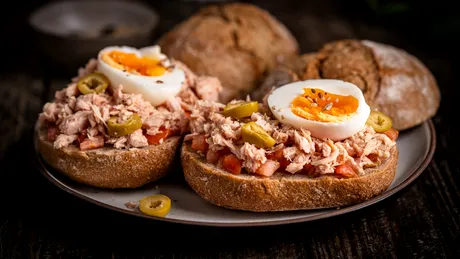 Cum să transformi rapid o conservă de ton într-un prânz bogat în proteine