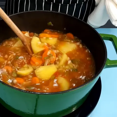 Ciorba „săracului” | Rețetă de ciorbă care te costă doar 9 lei (4 porții)