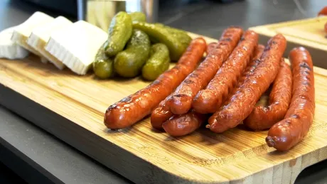 Cârnați Grătărescu de la Cris-Tim cu mămăligă, brânză și murături