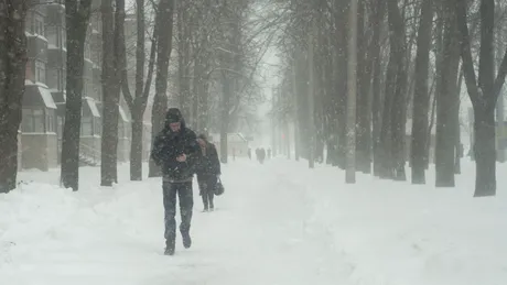 ANM a emis alerte de vreme rea în jumătate de țară. Temperaturi sub pragul înghețului și ninsori viscolite în zona montană! Când se mai încălzește?