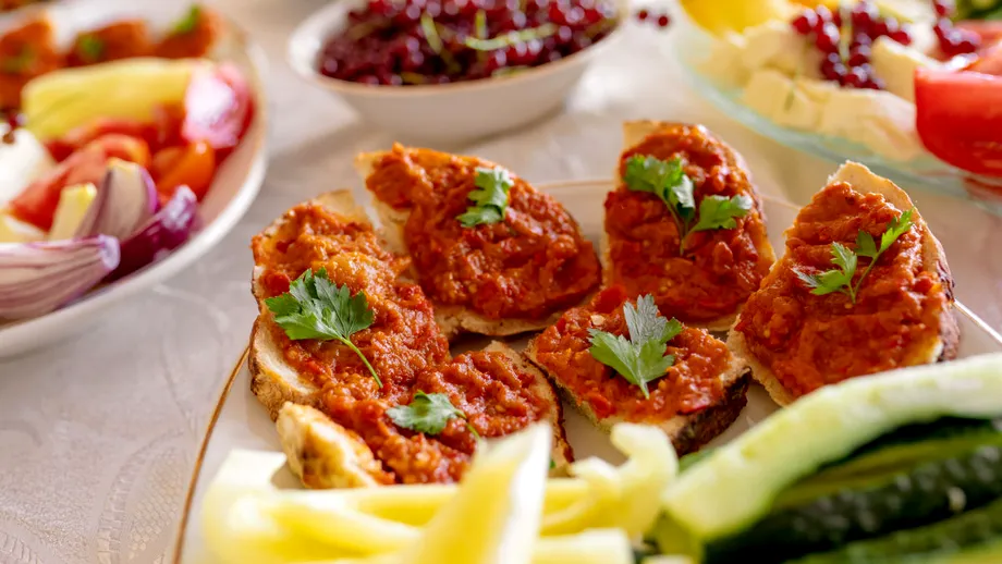 Zacuscă de fasole boabe pentru iarnă – rețetă cremoasă și aromată