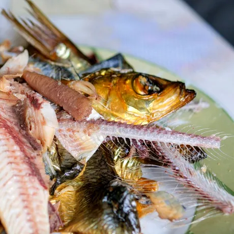 Ți-a rămas un os de pește în gât? Cât este de periculos și ce trebuie să faci imediat