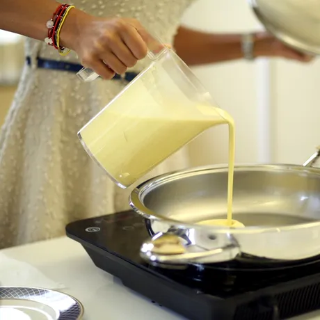 Cum să nu se mai lipească clătitele de tigaie! Ingredientul secret pe care să-l pui mereu în aluat