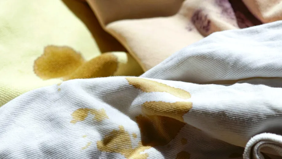 Trucul simplu care scoate petele de cola de pe haine fără să strici țesătura