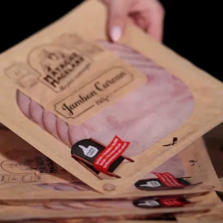 Ruladă caldă cu Jambon de Curcan Matache Măcelaru’, cașcaval și legume aromate
