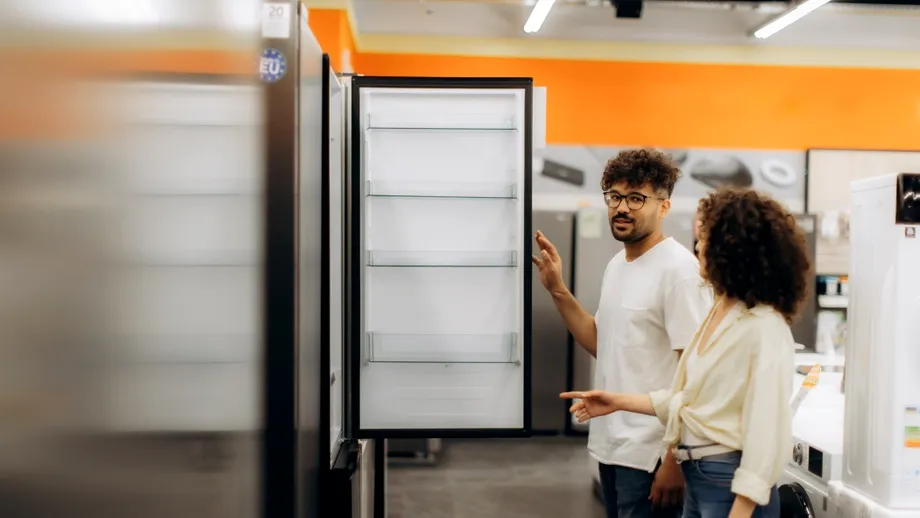 Cât curent consumă, de fapt, frigiderul și televizorul într-o singură zi