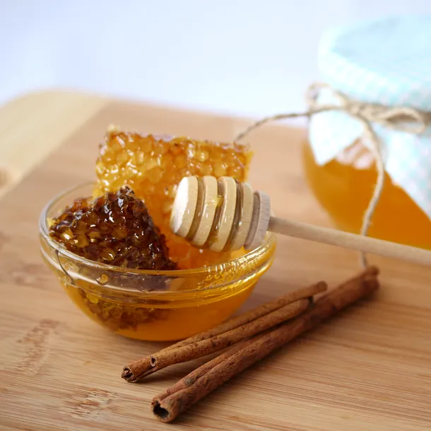 Cum să scapi de acnee cu miere și scorțișoară. Masca naturală care îți lasă pielea fără semne și cicatrici