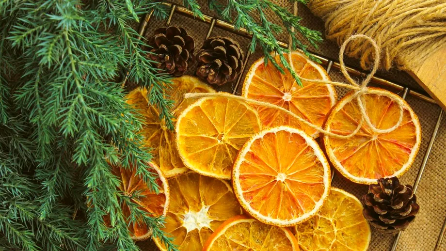 La cuptor sau pe calorifer - cum obții felii de portocale uscate pentru bradul de Crăciun. Trucul pentru a menține culoarea aprinsă