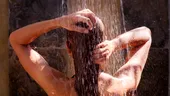 Faci duș rece vara? Cât timp ar trebui să ne spălăm, conform dermatologilor. Mulți români greșesc