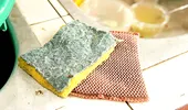 La câte zile trebuie schimbat buretele de vase. Poate ascunde Salmonella și E. coli după doar câteva zile