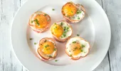 Ouă la cuptor în tavă de brioșe: rețetă pentru micul dejun pe placul tuturor