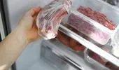Ai dezghețat prea multă carne? Când o poți pune din nou în congelator și când trebuie să o gătești