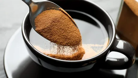 Ingredientul pe care tot mai mulți îl pun în cafea pentru a reduce balonarea și inflamația