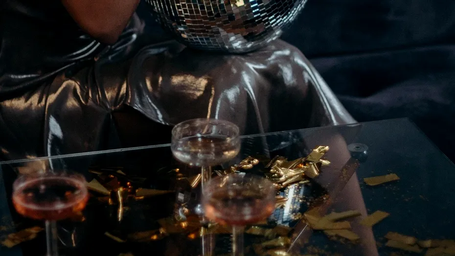 Cum ne îmbrăcăm de Crăciun şi Revelion şi ce machiaje purtăm