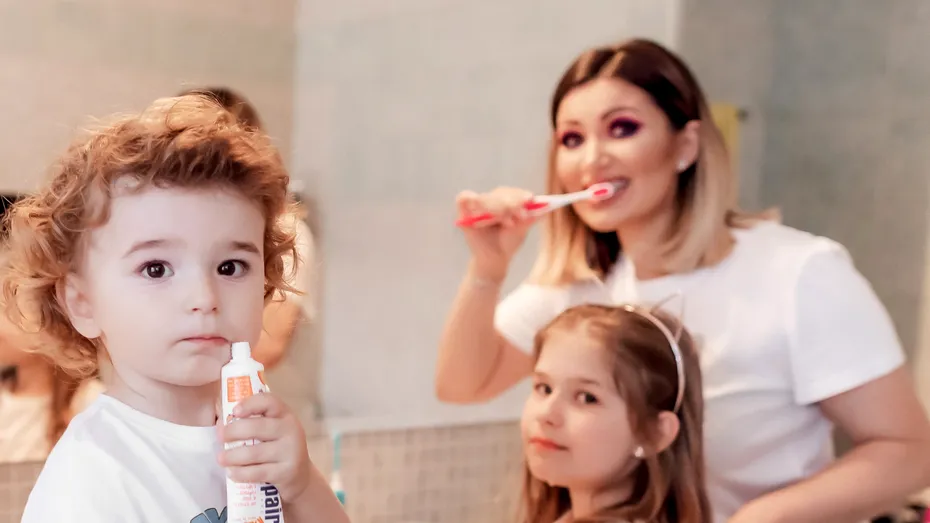 Spălatul pe dinţi la copiii mici: cum şi când începem?