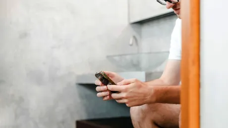 Petreci prea mult timp pe telefon pe toaletă? Poate fi periculos pentru sănătatea ta, avertizează experții