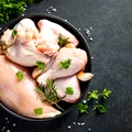 Părțile de carne de pui pe care trebuie să le eviți. Pot conține niveluri ridicate de grăsimi, bacterii dăunătoare sau toxine