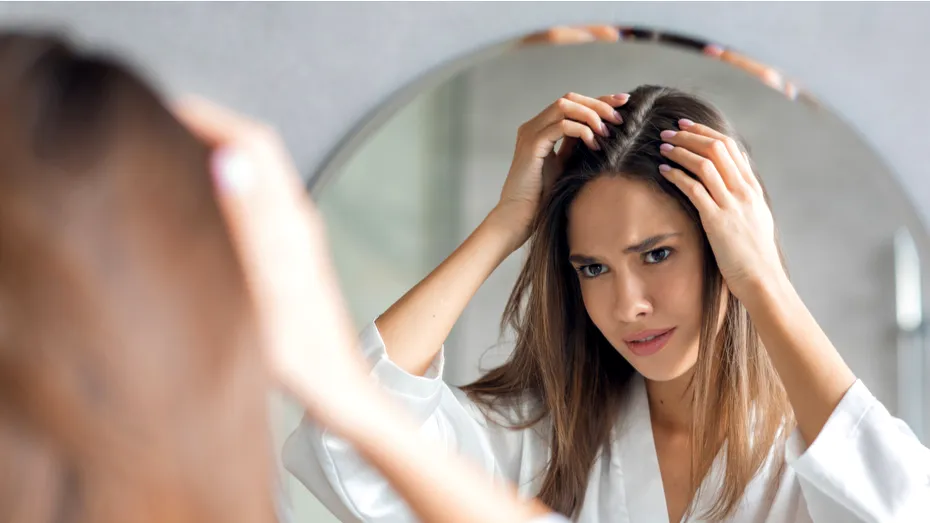 Impuritățile de pe scalp: cum să le reduci pentru a evita ruperea și căderea părului