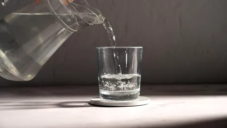 De ce își pierd băuturile carbogazoase bulele? Explicația științifică