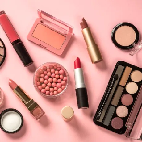 Cream blush, cream bronzer și cream highlighter: de ce produsele cremoase domină machiajul