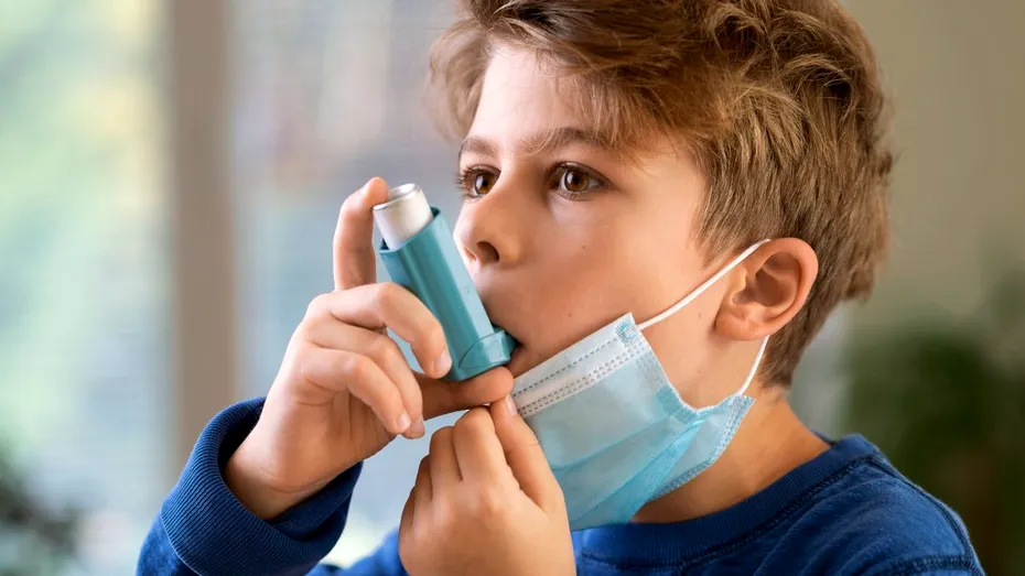 Copiii cu astm, la risc să dezvolte forme de COVID care necesită spitalizare. Medicii recomandă vaccinarea prioritară a acestora