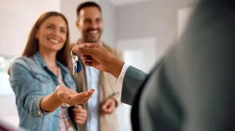 Vrei să te muți cu partenerul? Cele 5 întrebări pe care trebuie să vi le puneți înainte