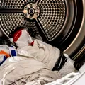 Hainele miros în continuare a transpirație după spălare? Două ingrediente din bucătărie care scot mirosurile neplăcute