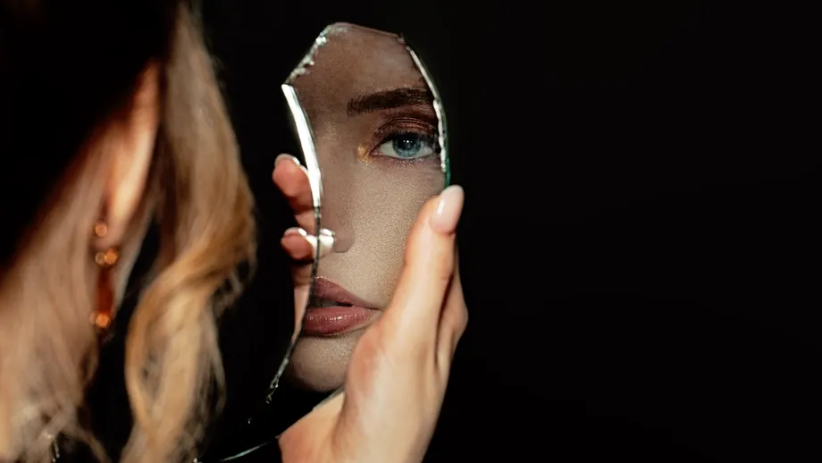 Oamenii sunt oglinda ta: tu iubești sau îți displace ceea ce te oglindește?