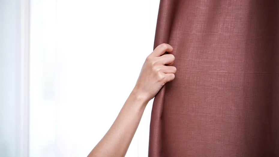 De ce trebuie să ținem draperiile deschise în luna octombrie