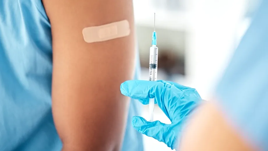 Două asistente au fost condamnate la muncă în folosul comunității, după ce s-a dovedit că au făcut vaccinări fictive / VIDEO